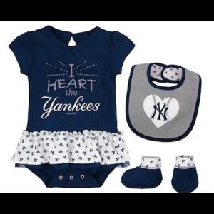 NWT NY Yankees Baby Bodysuit, bib, and bootie set